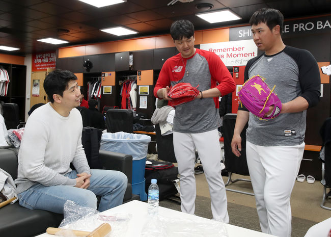 [사진] SSG 랜더스는 다이나핏코리아 및 유니컬렉터블과 콜라보레이션으로 선수단에 ‘맞춤형 글러브’를 제작해 지급한다. / SSG 제공