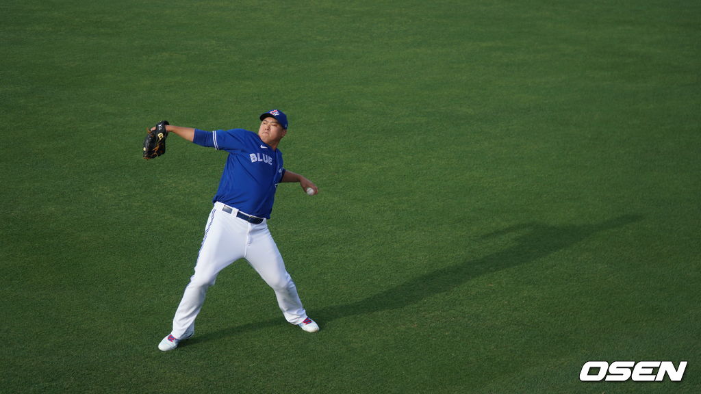 [OSEN=더니든(미 플로리다주), 이사부 통신원] 토론토의 류현진이 27일(한국시간) 미국 플로리다주 더니든의 TD 볼파크에서 벌어진 필라델피아와의 시범경기에 앞서 롱토스로 몸을 풀고 있다. /lsboo@osen.co.kr