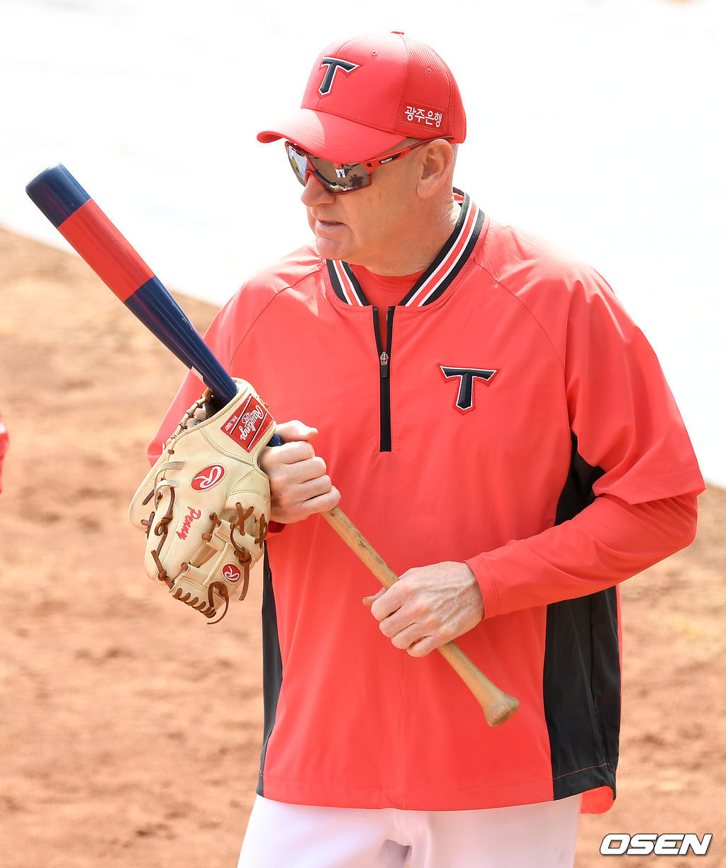 KIA 윌리엄스 감독이 코치진과 대화를 나누고 있다. / dreamer@osen.co.kr