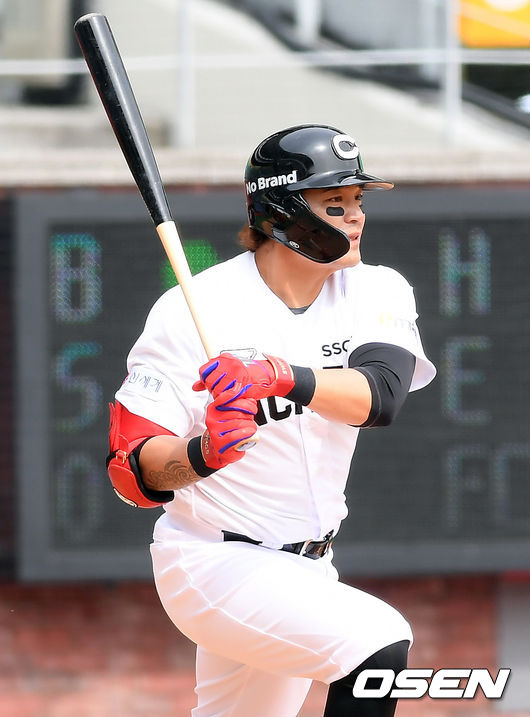 26일 오후 인천 SSG랜더스필드에서 진행된 2021시즌 프로야구 SSG 랜더스와 삼성 라이온즈의 시범경기가 열렸다.3회말 무사 1루 SSG 추신수가 병살타를 날리고 있다. /cej@osen.co.kr
