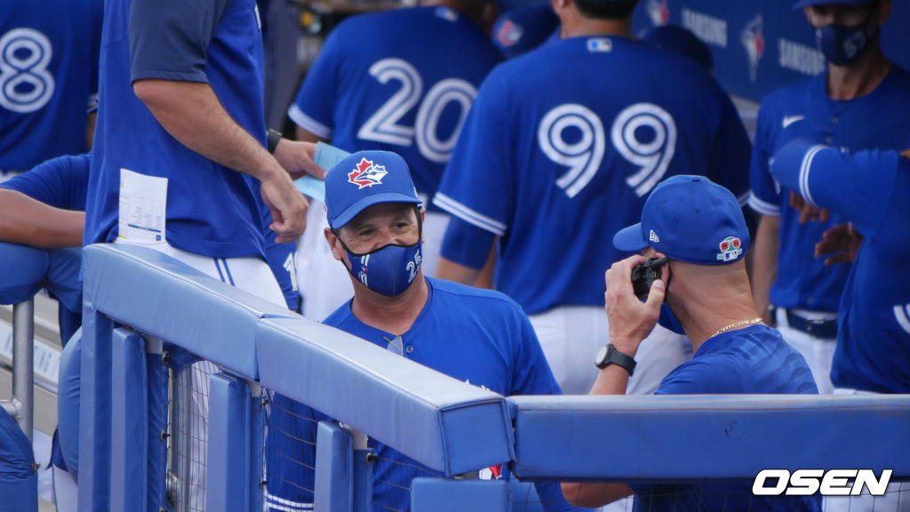 [OSEN=더니든(미 플로리다주), 이사부 통신원] 토론토의 찰리 몬토요 감독이 27일(한국시간) 미국 플로리다주 더니든의 TD 볼파크에서 열린 필라델피아와의 경기 도중 코치에게 불펜 상황을 물어보고 있다.  /lsboo@osen.co.kr