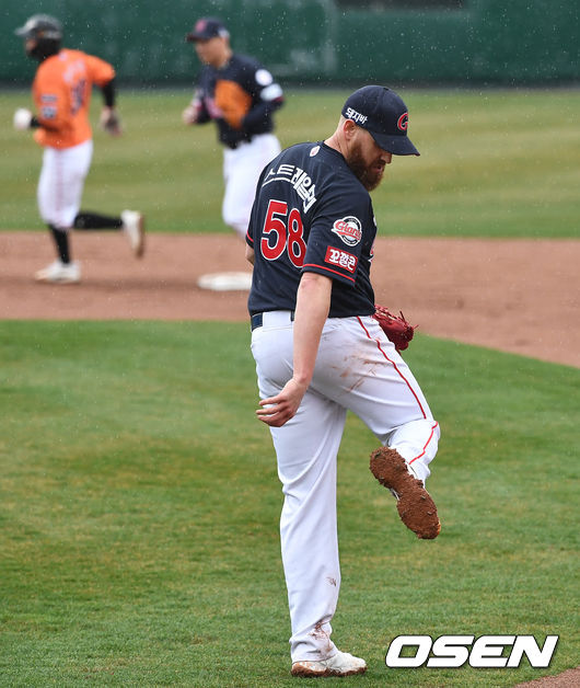 27일 대전 한화생명이글스파크에서 ‘2021 KBO리그’ 한화 이글스와 롯데 자이언츠의 시범경기가 열렸다.2회말 2사 만루 상황 한화 최인호를 투수 땅볼로 막아내며 실점없이 이닝을 마친 롯데 선발 스트레일리가 더그아웃으로 향하며 젖은 흙으로 가득찬 스파이크를 바라보고 있다. / dreamer@osen.co.kr