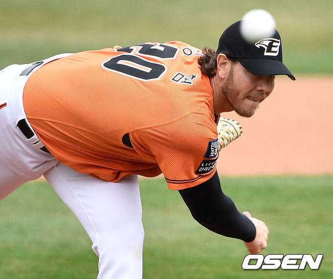 27일 대전 한화생명이글스파크에서 ‘2021 KBO리그’ 한화 이글스와 롯데 자이언츠의 시범경기가 열렸다.1회초 롯데 타선을 상대로 한화 선발 킹험이 힘차게 공을 뿌리고 있다. / dreamer@osen.co.kr