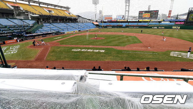 27일 대전 한화생명이글스파크에서 ‘2021 KBO리그’ 한화 이글스와 롯데 자이언츠의 시범경기가 열렸다.가랑비가 내리는 가운데 양 팀 선수들이 2회초 경기를 펼치고 있다. / dreamer@osen.co.kr