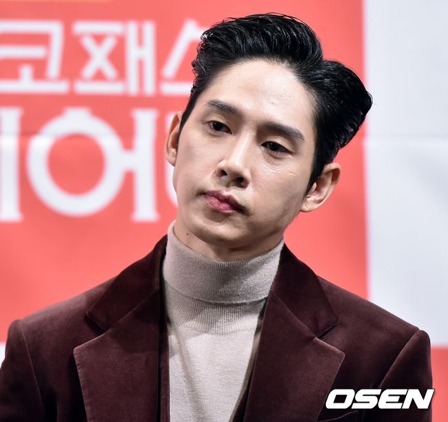 배우 박성훈이 취재진의 질문을 듣고 있다. /cej@osen.co.kr