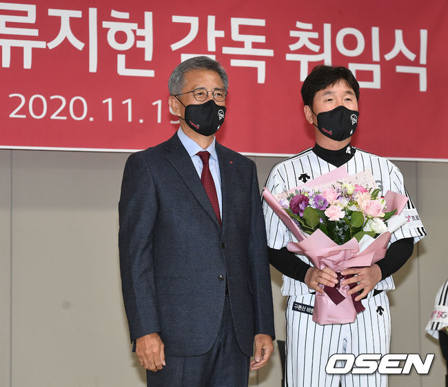 LG 류지현 신임 감독과 이규홍 대표이사가 기념촬영을 하고 있다. / dreamer@osen.co.kr