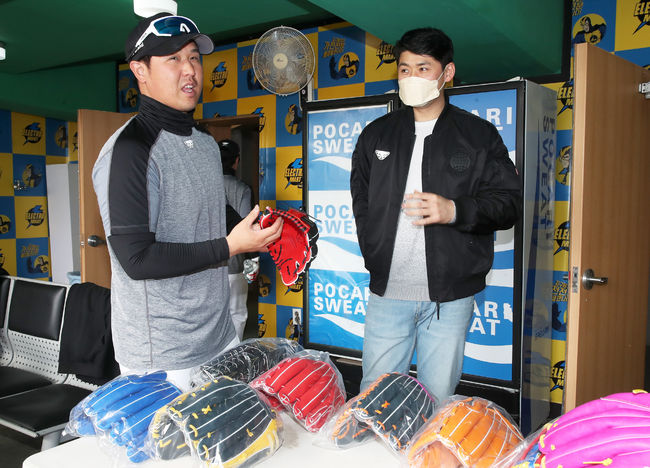 [사진] 인천SSG랜더스필드에 반가운 ‘손님’ 윤희상이 방문했다. / SSG 제공