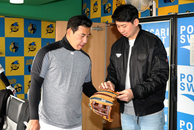 [사진] 인천SSG랜더스필드에 반가운 ‘손님’ 윤희상이 방문했다. / SSG 제공