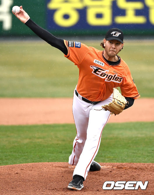 27일 대전 한화생명이글스파크에서 ‘2021 KBO리그’ 한화 이글스와 롯데 자이언츠의 시범경기가 열렸다.1회초 롯데 타선을 상대로 한화 선발 킹험이 힘차게 공을 뿌리고 있다. / dreamer@osen.co.kr