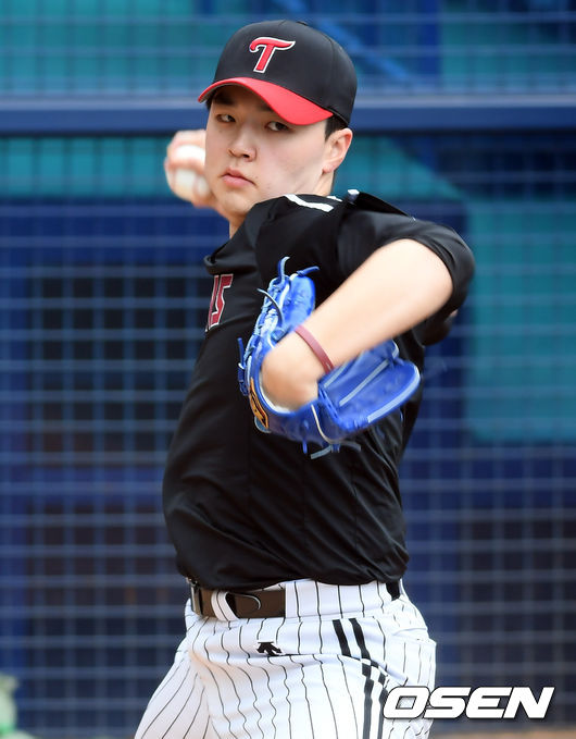 27일 잠실구장에서 열릴 예정이던 삼성 라이온즈와 LG 트윈스의 시범경기가 우천으로 취소됐다. 훈련 중 LG 이민호가 불펜피칭을 하고 있다. /cej@osen.co.kr