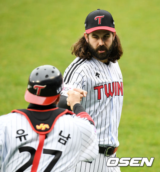 1회초 수비를 마친 LG 켈리와 유강남이 주먹을 맞대고 있다.  /jpnews@osen.co.kr