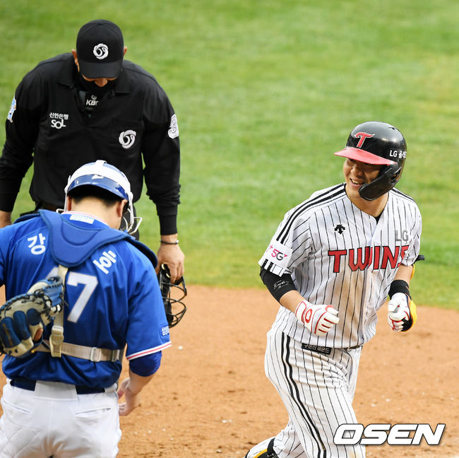 5회말 1사에서 역전 솔로포를 날린 LG 김민성이 홈을 밟으며 삼성 강민호와 이야기를 나누고 있다. /jpnews@osen.co.kr