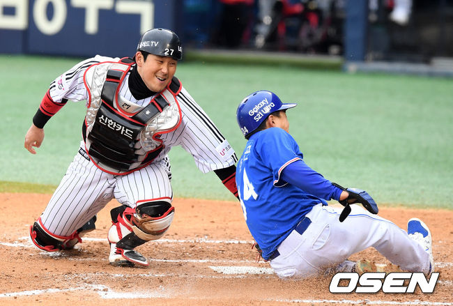 4회초 1사 3루에서 LG 유강남이 삼성 이성규의 2루땅볼에 3루주자 김헌곤을 태그아웃 하고 있다.  /jpnews@osen.co.kr