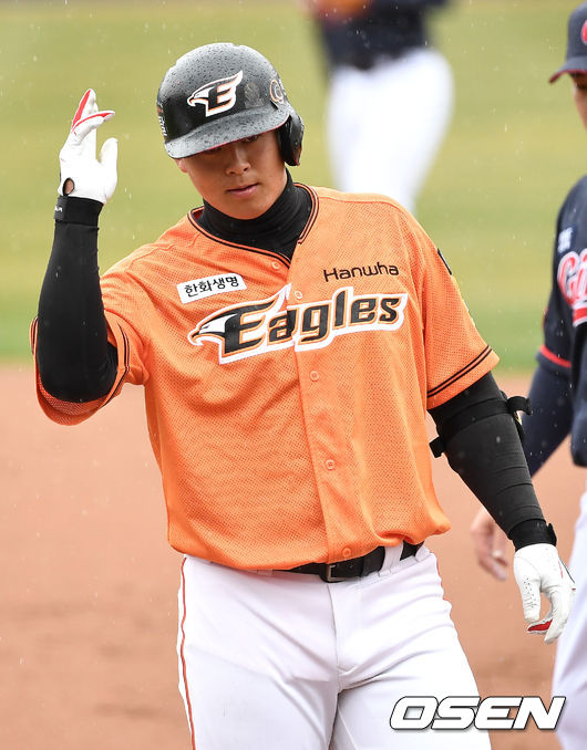 한화 노시환이 안타를 날리고 1루에 안착해 세리머니를 하고 있다. / dreamer@osen.co.kr