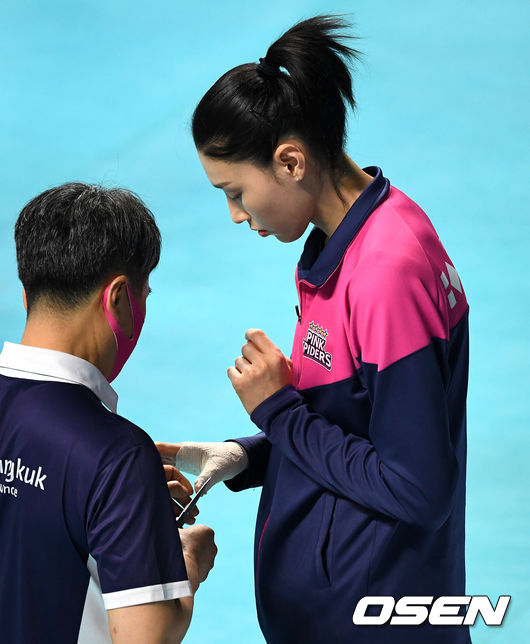 경기 전 훈련에서 흥국생명 김연경이 부상 중인 오른손에 조치를 받고 있다. / dreamer@osen.co.kr