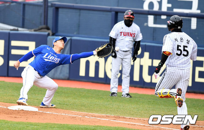 3회말 2사에서 삼성 이성규가 LG 채은성의 3루땅볼에 이원석의 송구를 놓치고 있다.  /jpnews@osen.co.kr