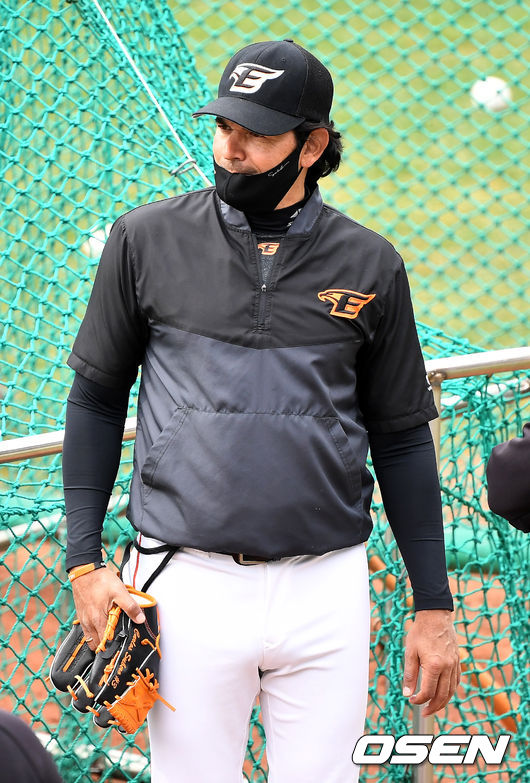 한화 수베로 감독이 선수들의 훈련을 지켜보고 있다. / dreamer@osen.co.kr