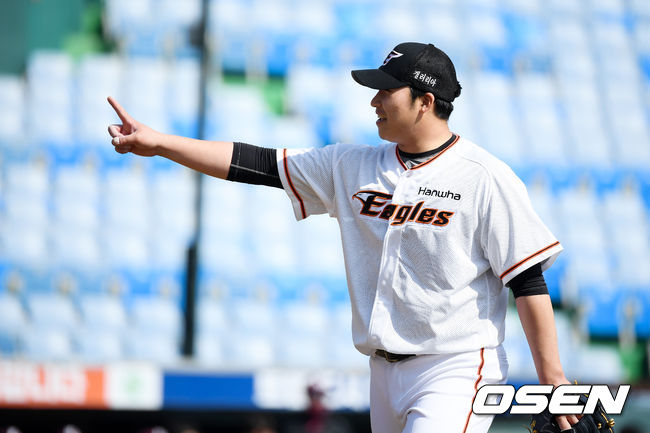 3회초 이닝을 마친 김민우가 마운드에서 내려오고 있다. /cej@osen.co.kr