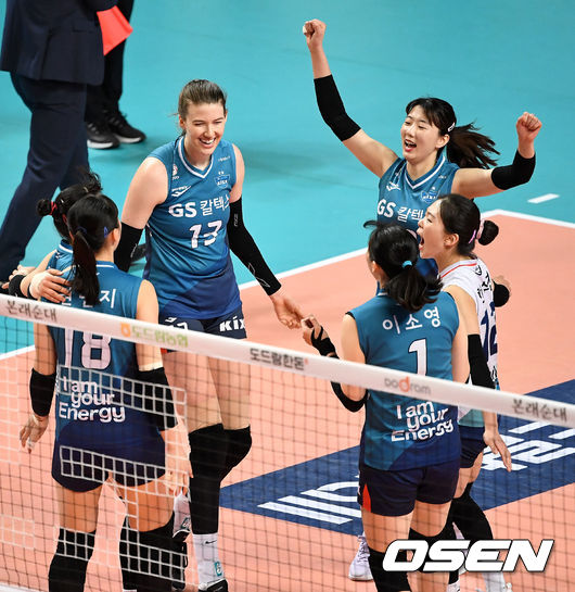 28일 오후 서울 장충체육관에서 ‘2020-2021 도드람 V-리그’ 여자부 챔피언 결정전 2차전 GS칼텍스와 흥국생명의 경기가 열렸다.1세트, GS칼텍스 선수들이 득점에 기뻐하고 있다. / dreamer@osen.co.kr