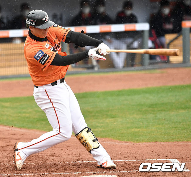 한화 노시환이 안타를 날리고 있다. / dreamer@osen.co.kr