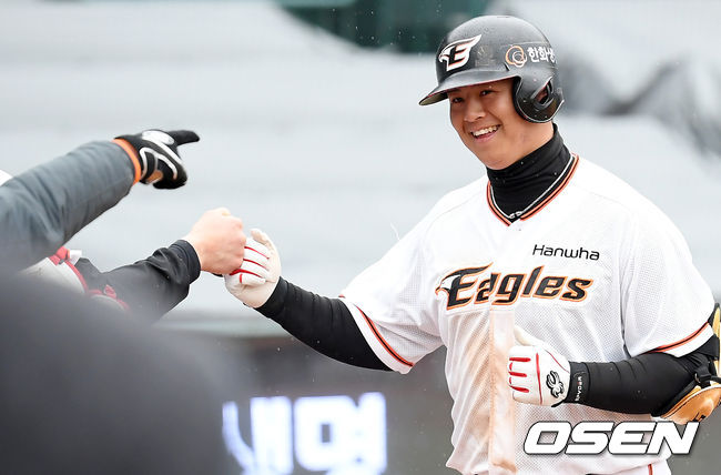 5회말 한화 노시환이 솔로 홈런을 때려낸 뒤 환한 미소를 지으며 더그아웃으로 향하고 있다. /cej@osen.co.kr