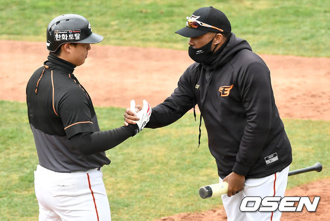 노시환과 워싱턴 타격코치가 훈련 중 대화를 나누고 있다. / dreamer@osen.co.kr