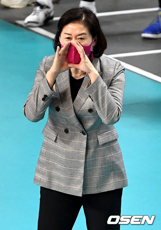 28일 오후 서울 장충체육관에서 ‘2020-2021 도드람 V-리그’ 여자부 챔피언 결정전 2차전 GS칼텍스와 흥국생명의 경기가 열렸다.1세트, 흥국생명 박미희 감독이 선수들에게 지시를 내리고 있다. / dreamer@osen.co.kr