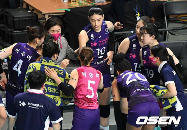 28일 오후 서울 장충체육관에서 ‘2020-2021 도드람 V-리그’ 여자부 챔피언 결정전 2차전 GS칼텍스와 흥국생명의 경기가 열렸다.1세트, 흥국생명 박미희 감독과 선수들이 작전타임을 갖고 있다. / dreamer@osen.co.kr