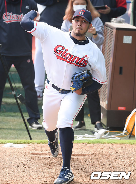 9일 오후 부산 사직구장에서 롯데 자이언츠와 SSG 랜더스의 연습경기가 진행된다.경기 앞서  롯데 프랑코가 불펜 피칭을 하고 있다 / soul1014@osen.co.kr