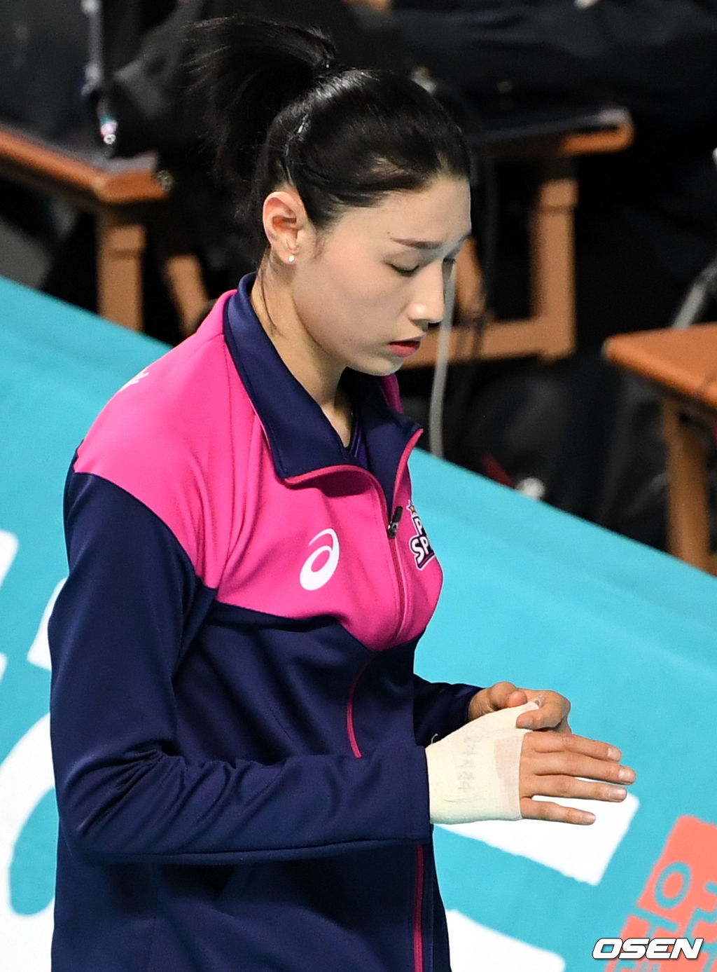 경기 전 훈련에서 흥국생명 김연경이 통증이 있는 오른손을 만지고 있다. 붕대 안 ‘끝까지간다’라고 적어놓은 글귀가 시선을 사로잡는다. / dreamer@osen.co.kr