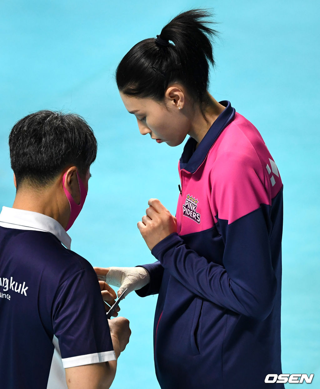 경기 전 훈련에서 흥국생명 김연경이 트레이너에게 통증이 있는 오른손을 조치를 받고 있다. / dreamer@osen.co.kr