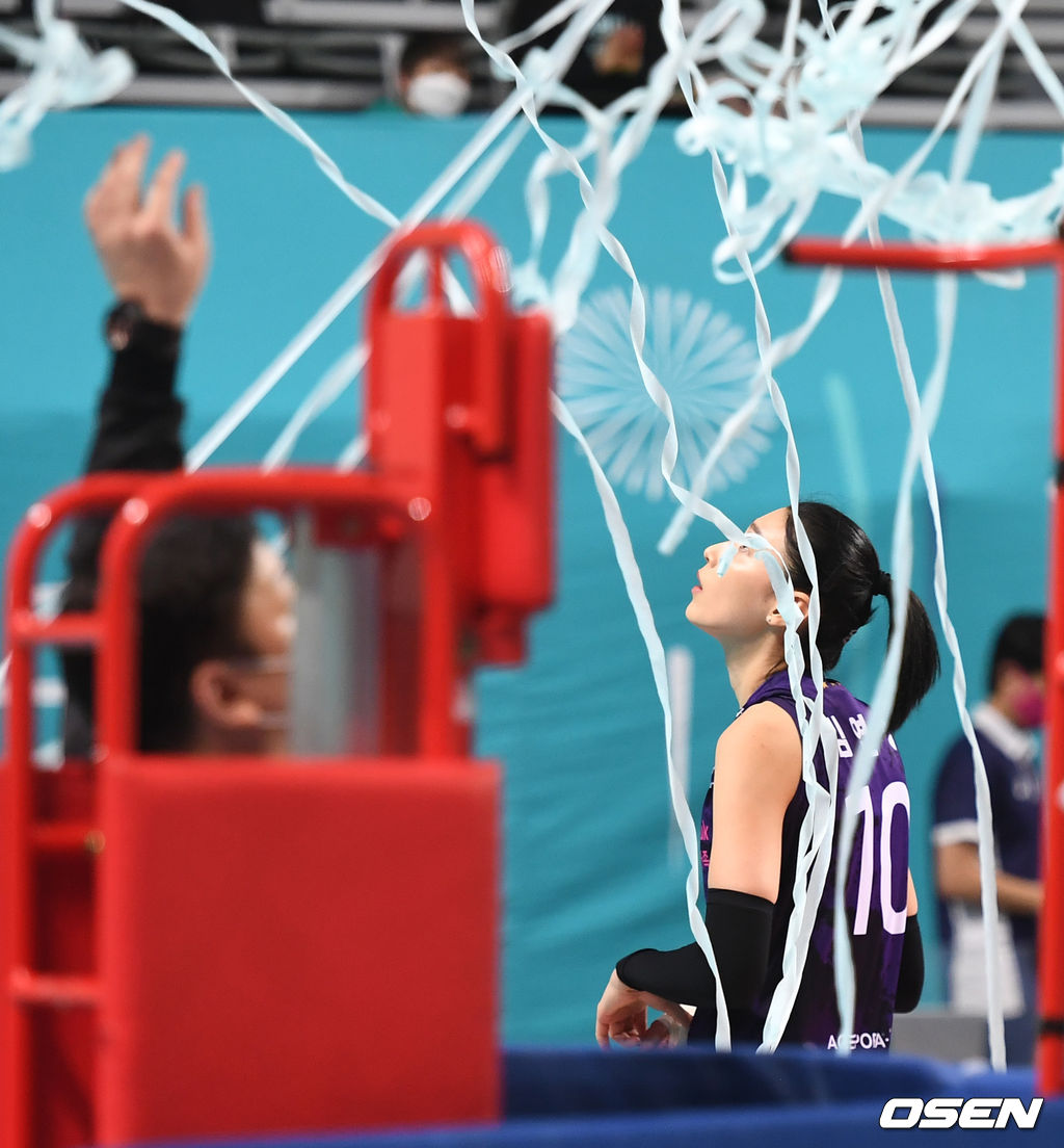 경기 종료 직후 흥국생명 김연경이 축포를 바라보며 생각에 잠겨있다. / dreamer@osen.co.kr