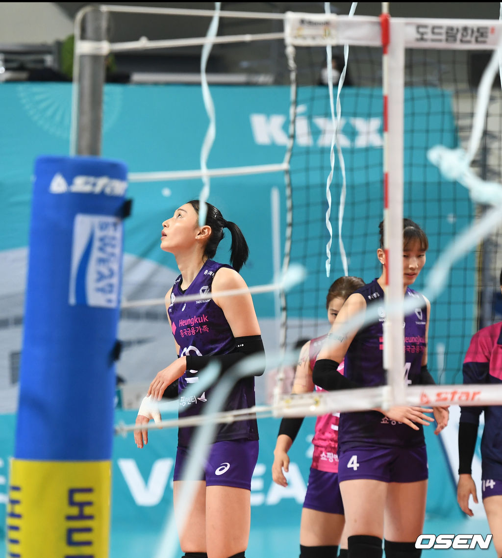 경기 종료 직후 흥국생명 김연경이 축포를 바라보며 생각에 잠겨있다. / dreamer@osen.co.kr