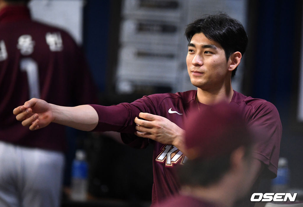 이정후가 더그아웃에서 훈련을 준비하고 있다.  /jpenws@osen.co.kr