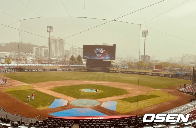29일 황사로 뒤덮인 광주-기아 챔피언스필드./광주=이선호 기자 sunny@isen.co.kr