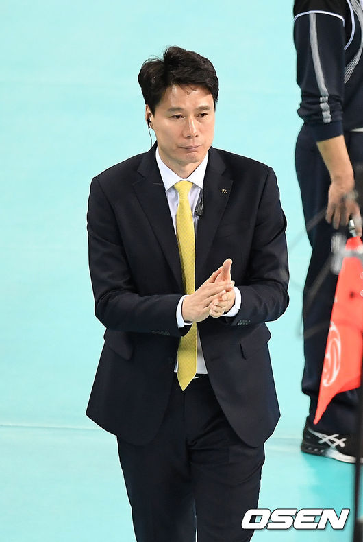 KB손해보험 강성형 감독이 선수들에게 박수를 보내고 있다./ rumi@osen.co.kr