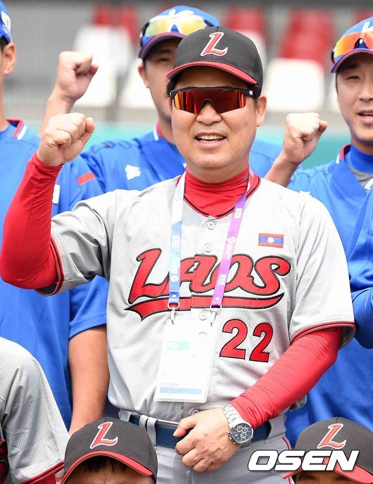 이만수 라오스야구협회 부회장이 한국 선수들과 기념촬영을 하고 있다./sunday@osen.co.kr