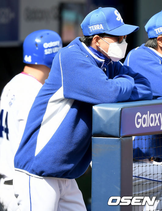 17일 오후 대구삼성라이온즈파크에서 삼성 라이온즈와 SSG 랜더스의 연습경기가 열렸다. 1회초 삼성 허삼영 감독이 그라운드를 바라보고 있다./ksl0919@osen.co.kr