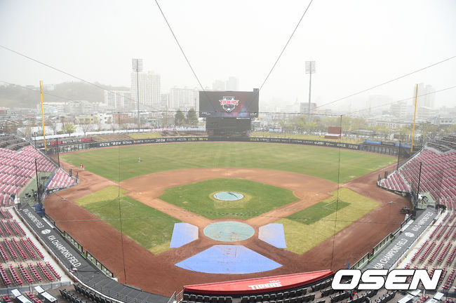 29일 오후 광주-기아 챔피언스필드에서 KIA 타이거즈와 KT 위즈가 시범경기가 열린다.전국 대부분 지역 황사 경보가 발효된 가운데 KIA는 훈련을 실내에서 진행했다. 일부 투수들만 마스크를 착용하고 실외 훈련을 소화했다. /youngrae@osen.co.kr