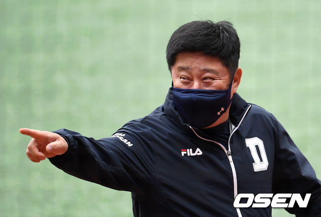 두 팀은 28일 같은 장소 인천SSG랜더스필드에서 오후 1시에 맞붙는다.두산 김태형 감독이 SSG 코치진과 인사를 하고 있다. /sunday@osen.co.kr