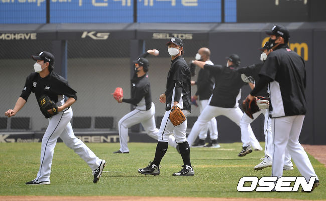 29일 광주-기아 챔피언스필드에서 열릴 예정이었던 KIA 타이거즈와 KT 위즈의 시범경기는 미세먼지 악화로 취소됐다.미세먼지 주의보가 내려지는 등 선수들의 건강에 악영향을 미칠 가능성이 높아 이날 경기는 취소하기로 했다.미세먼지로 시범경기가 취소된 KT 선수들이 마스크를 쓰고 캐치볼을 하고 있다. /youngrae@osen.co.kr