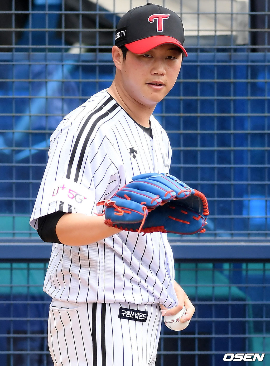 경기 전 LG 함덕주가 불펜피칭을 하고 있다. /cej@osen.co.kr