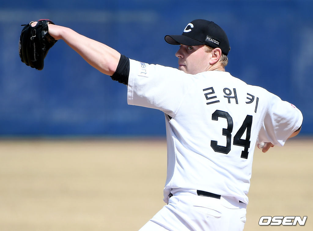 SSG 선발 르위키가 마운드에 올라 힘차게 공을 뿌리고 있다./ksl0919@osen.co.kr