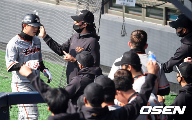 6회초 2사 2루에서 한화 장운호가 최재훈의 유격수 땅볼에 악송구를 틈타 득점에 성공하며 수베로 감독과 하이파이브를 하고 있다. /jpnews@osen.co.kr