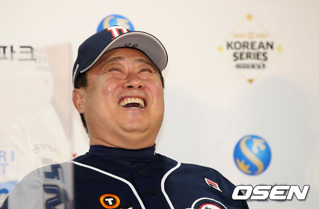 두산 김태형 감독이 환하게 웃고 있다. /sunday@osen.co.kr