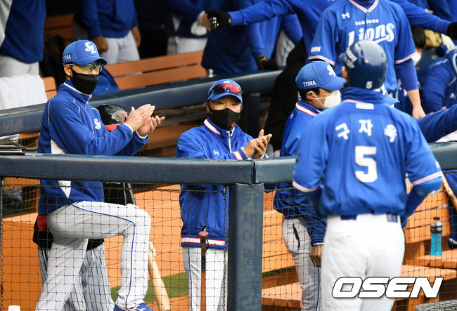 1회초 2사에서 삼성 허삼영 감독이 선제 솔로포를 날리 구자욱에 박수를 치고 있다.  /jpnews@osen.co.kr