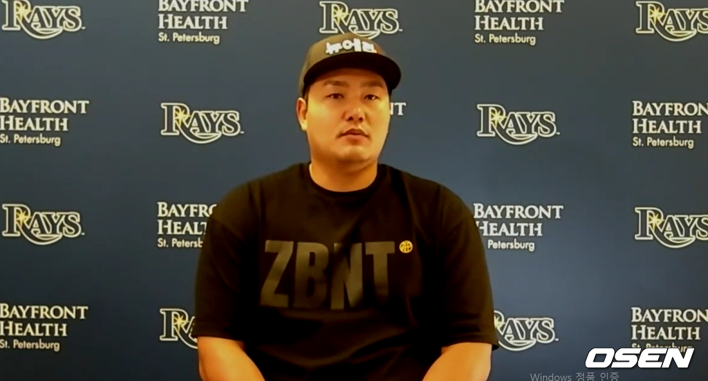 [사진] 화상 인터뷰 중인 탬파베이의 최지만 .
