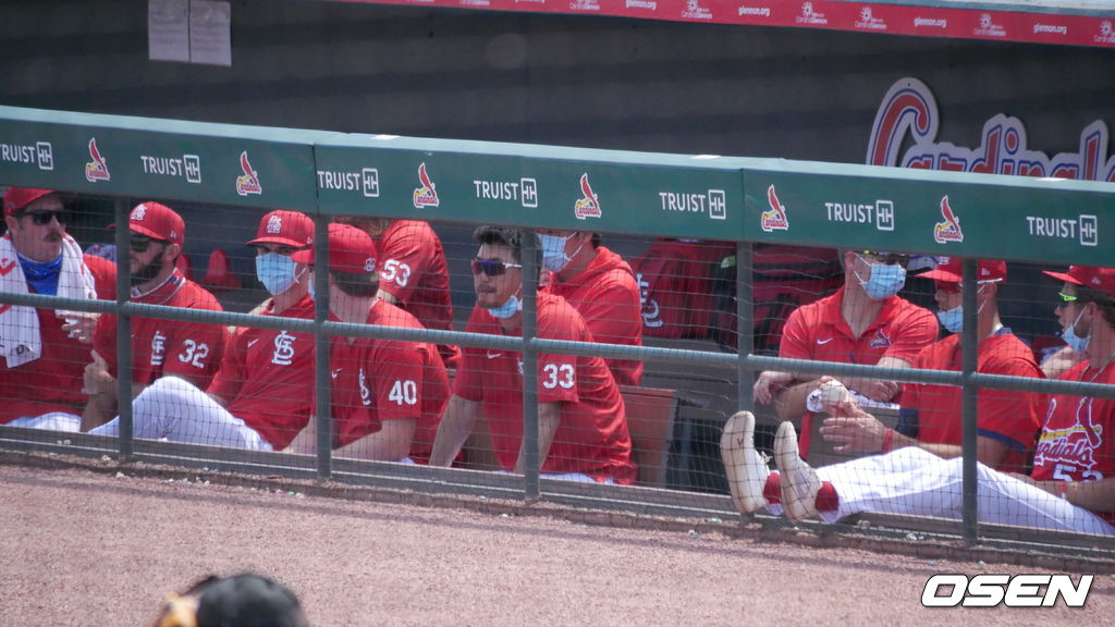 [OSEN=주피터(미 플로리다주), 이사부 통신원] 세인트루이스 선수들이 덕아웃에서 마스크를 착용한 채 시범경기를 지켜보고 있다. /lsboo@osen.co.kr