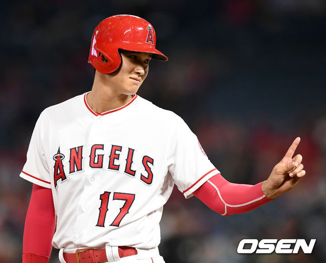 6회말 1사 1, 3루 상황 에인절스 오타니가 동점 적시타를 날렸다. 이후 1사 만루 상황 3루에 안착한 오타니가 더그아웃을 향해 제스처를 취하고 있다. /dreamer@osen.co.kr