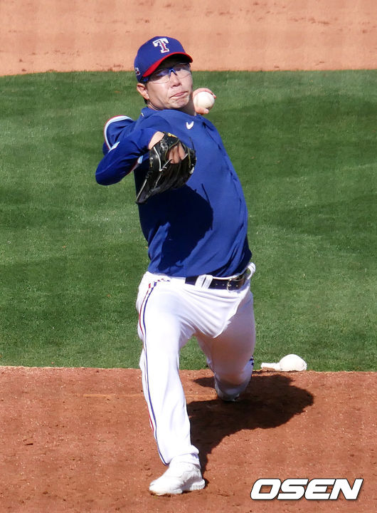 [OSEN=서프라이즈(미 애리조나주), 이사부 통신원]양현종이 힘차게 볼을 뿌리고 있다. /lsboo@osen.co.kr